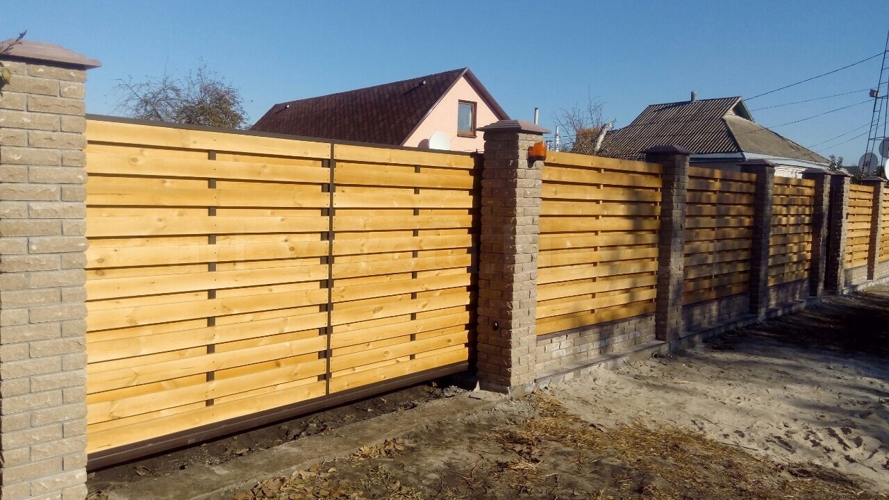 Ворота с заполнением под деревом 