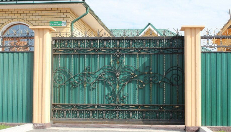 Ворота откатные с элементами ковки